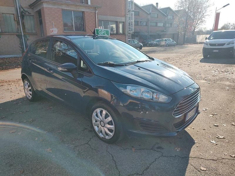 Usata Ford Fiesta Titanium 95 CV (69 kW) 2015 Blu Berlina