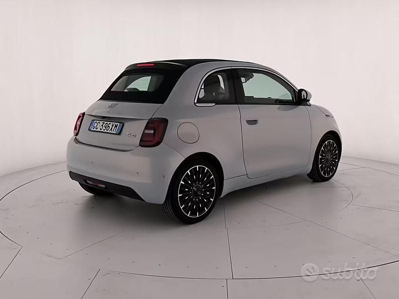 Usata Fiat 500e Passion 86 kW (118 CV) 2020 Grigio ghiacchio Cabrio