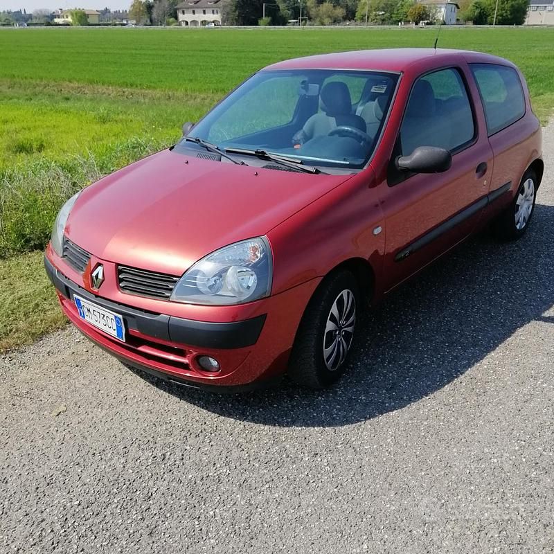 Rosso Usata 2004 Renault Clio II Due volumi | 1100 € (Buon prezzo) - Immagine 1/4