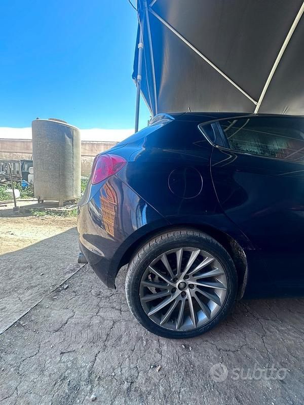 Usata Alfa Romeo Giulietta 140 CV (102 kW) 2011 Blu Utilitaria