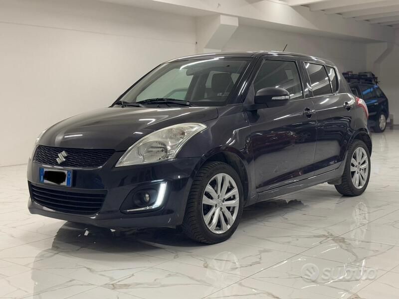 Grigio Usata 2015 Suzuki Swift Tre volumi | 5900 € (Ottimo prezzo) - Immagine 1/4
