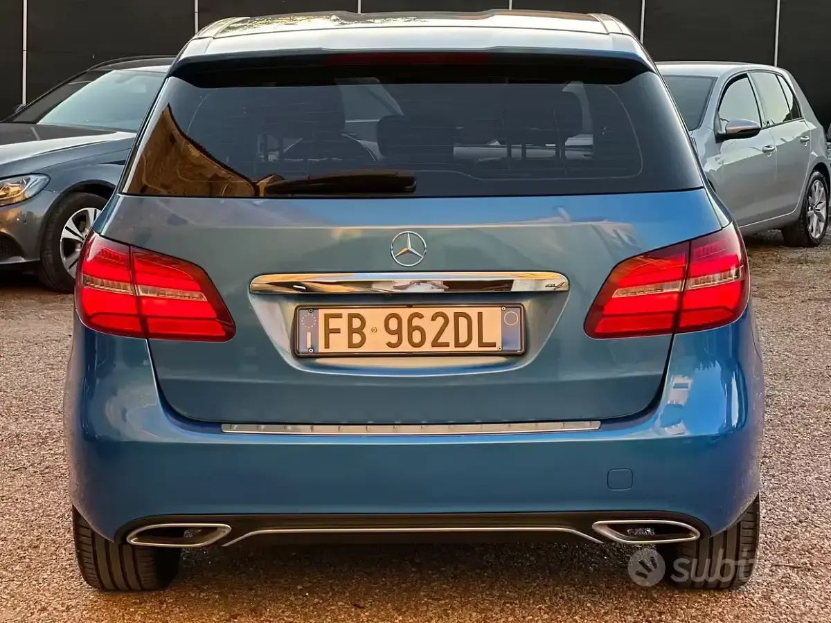Usata Mercedes B180 Sport Edition 109 CV (80 kW) 2015 Blu Utilitaria