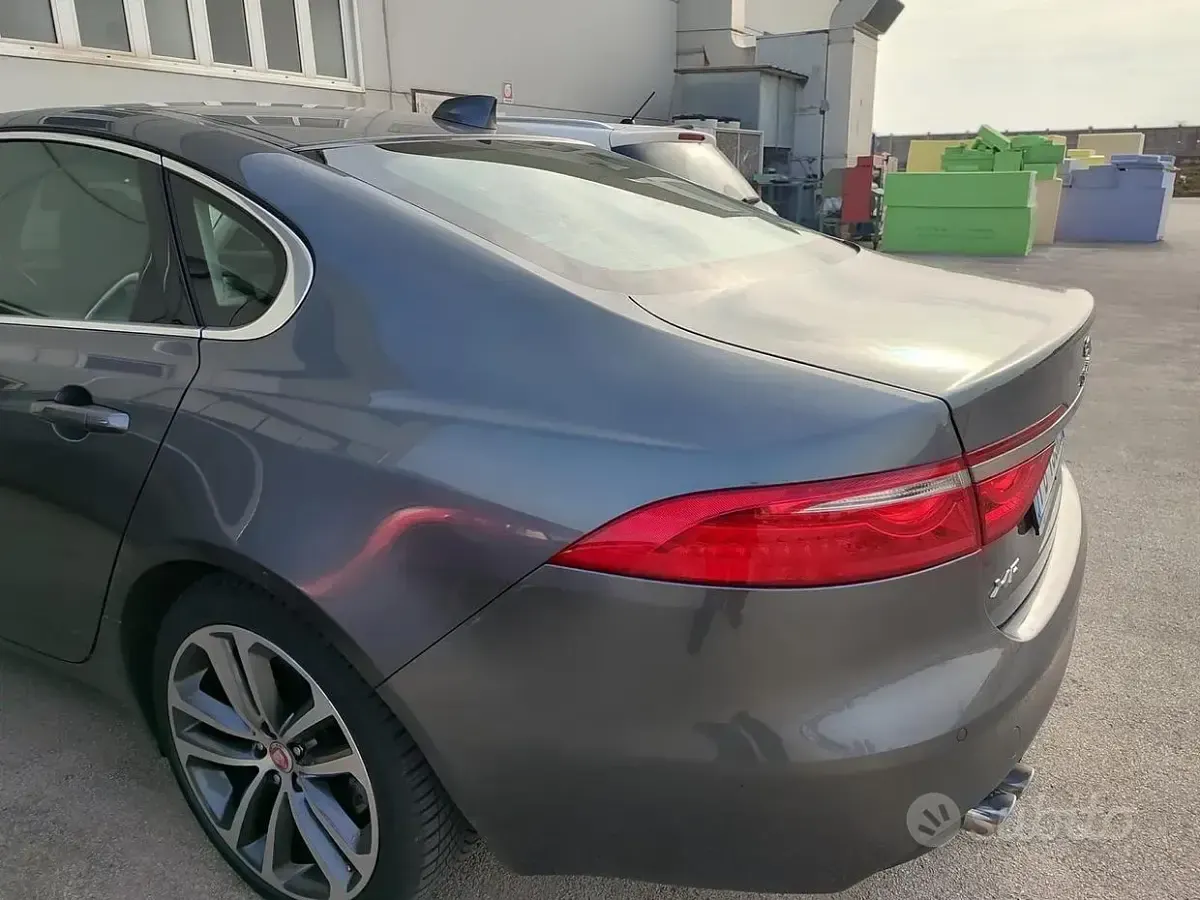 Usata Jaguar XF 179 CV (131 kW) 2016 Grigio Berlina