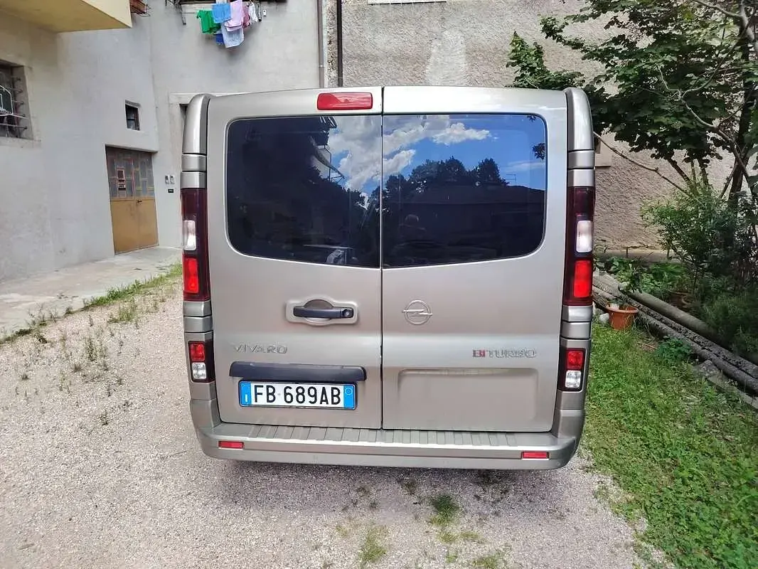 Usata Opel Vivaro 120 CV (88 kW) 2015 Grigio Monovolume