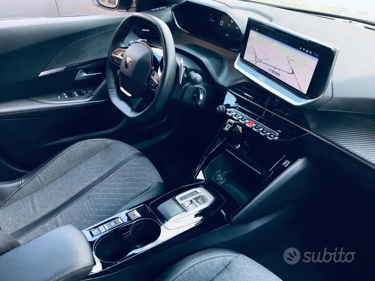 Usata Peugeot 2008 Allure 131 CV (96 kW) 2024 Grigio SUV