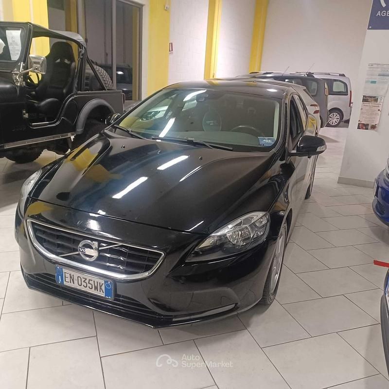 Usata Volvo V40 114 CV (83 kW) 2012 Nero Utilitaria