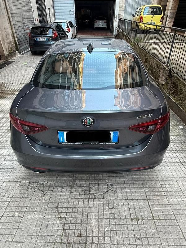 Usata Alfa Romeo Giulia 150 CV (110 kW) 2018 Grigio Berlina