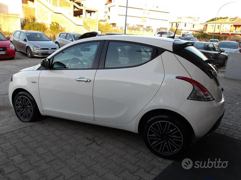 Usata Lancia Ypsilon Gold 69 CV (50 kW) 2023 Blu Utilitaria