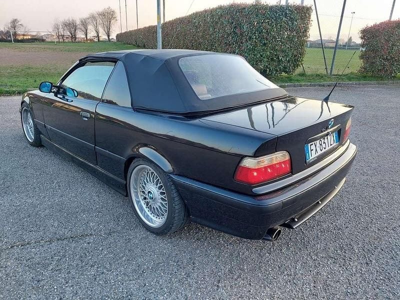 Usata BMW 325 Cabriolet Efficient Dynamics 192 CV (141 kW) 1993 Nero Cabrio