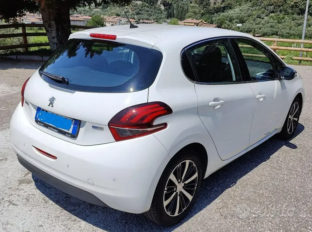 Usata Peugeot 208 Allure 82 CV (60 kW) 2016 Bianco Utilitaria