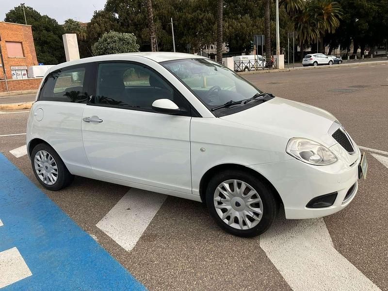 Usata Lancia Ypsilon 60 CV (44 kW) 2009 Bianco Utilitaria