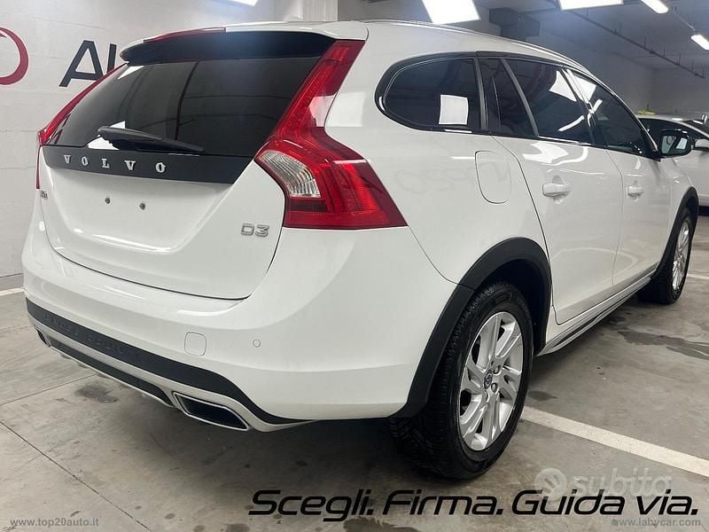 Usata Volvo V60 CC Momentum 150 CV (110 kW) 2017 Bianco Station wagon