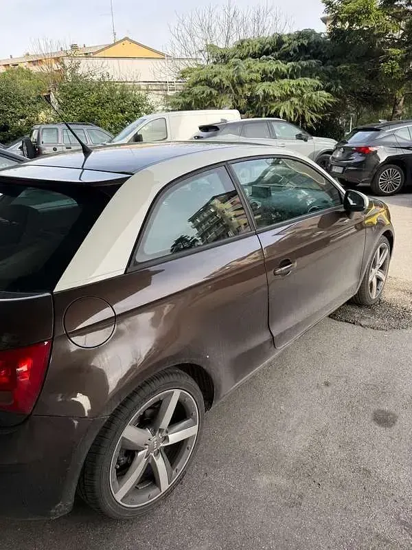 Usata Audi A1 105 CV (77 kW) 2012 Marrone Utilitaria