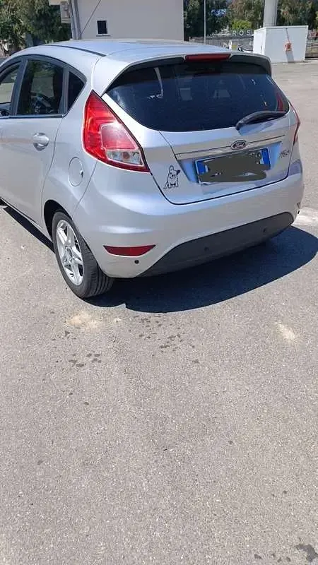 Usata Ford Fiesta Titanium 75 CV (55 kW) 2015 Grigio Utilitaria