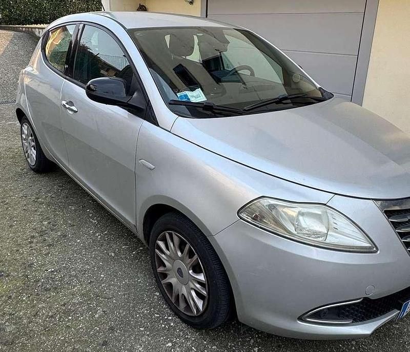 Usata Lancia Ypsilon Silver 95 CV (69 kW) 2013 Argento Utilitaria