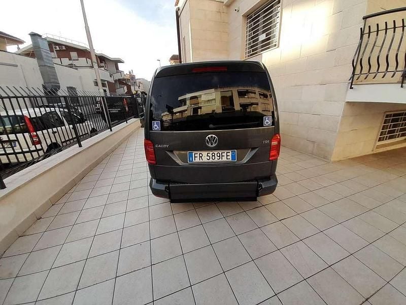 Usata VW Caddy 102 CV (75 kW) 2018 Grigio Monovolume