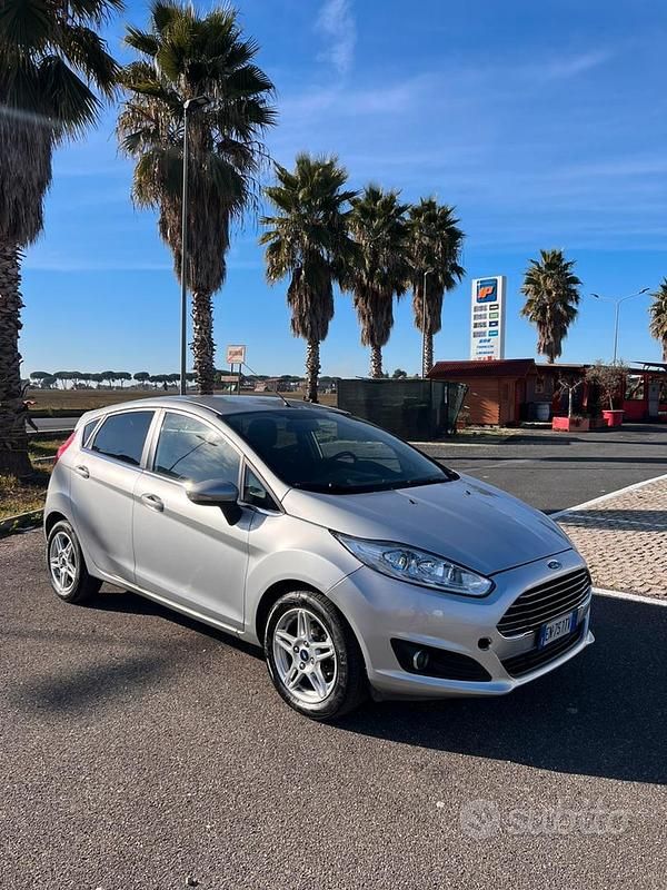 Grigio Usata 2013 Ford Fiesta Titanium Due volumi | 4700 € (Buon prezzo) - Immagine 1/4