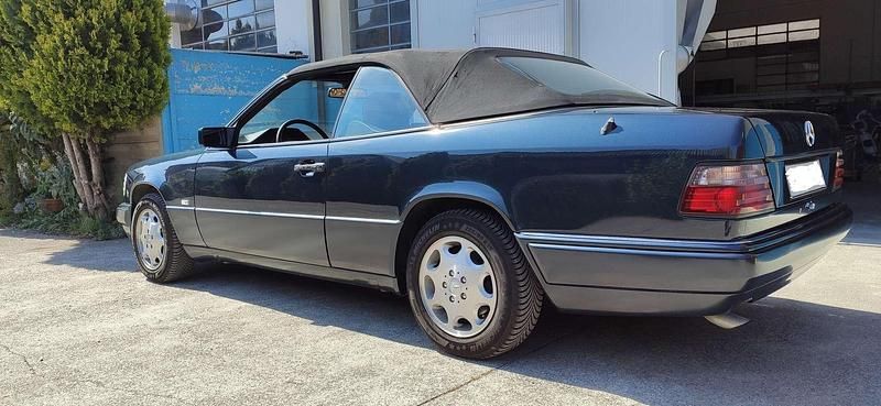 Usata Mercedes E200 136 CV (100 kW) 1996 Nero Cabrio