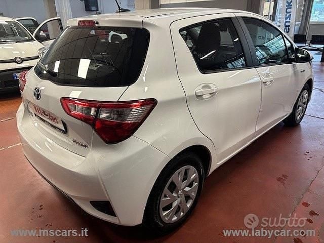 Usata Toyota Yaris Hybrid Business Edition 73 CV (53 kW) 2020 Bianco Berlina