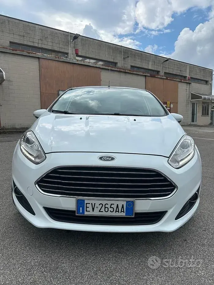 Usata Ford Fiesta 95 CV (69 kW) 2014 Bianco Utilitaria