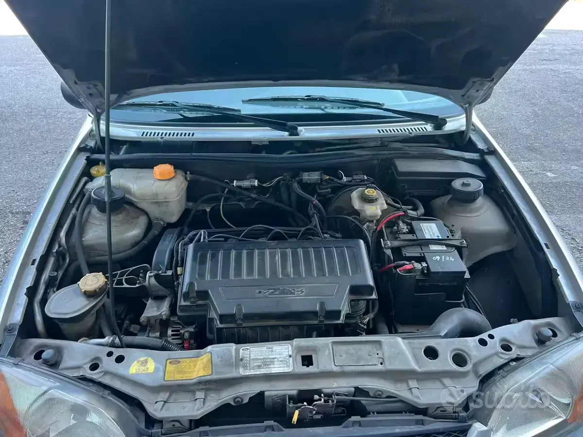 Usata Ford Fiesta Zetec 75 CV (55 kW) 2002 Grigio Utilitaria