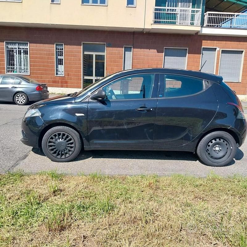 Usata Lancia Ypsilon 69 CV (50 kW) 2020 Nero Utilitaria