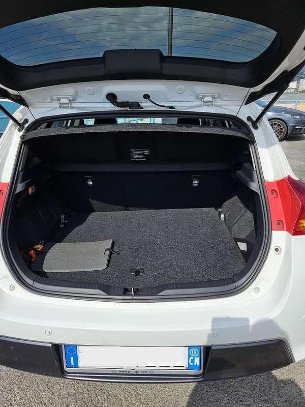 Usata Toyota Auris Hybrid Business Edition 99 CV (72 kW) 2015 Bianco Berlina