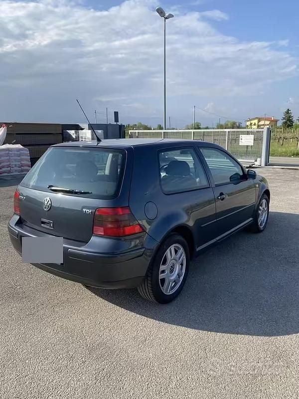 Usata VW Golf IV 110 CV (80 kW) 2001 Blu Berlina
