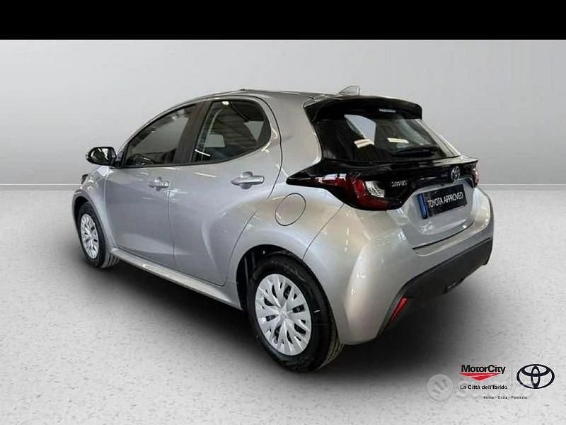 Usata Toyota Yaris Hybrid Active 92 CV (67 kW) 2025 Grigio Berlina