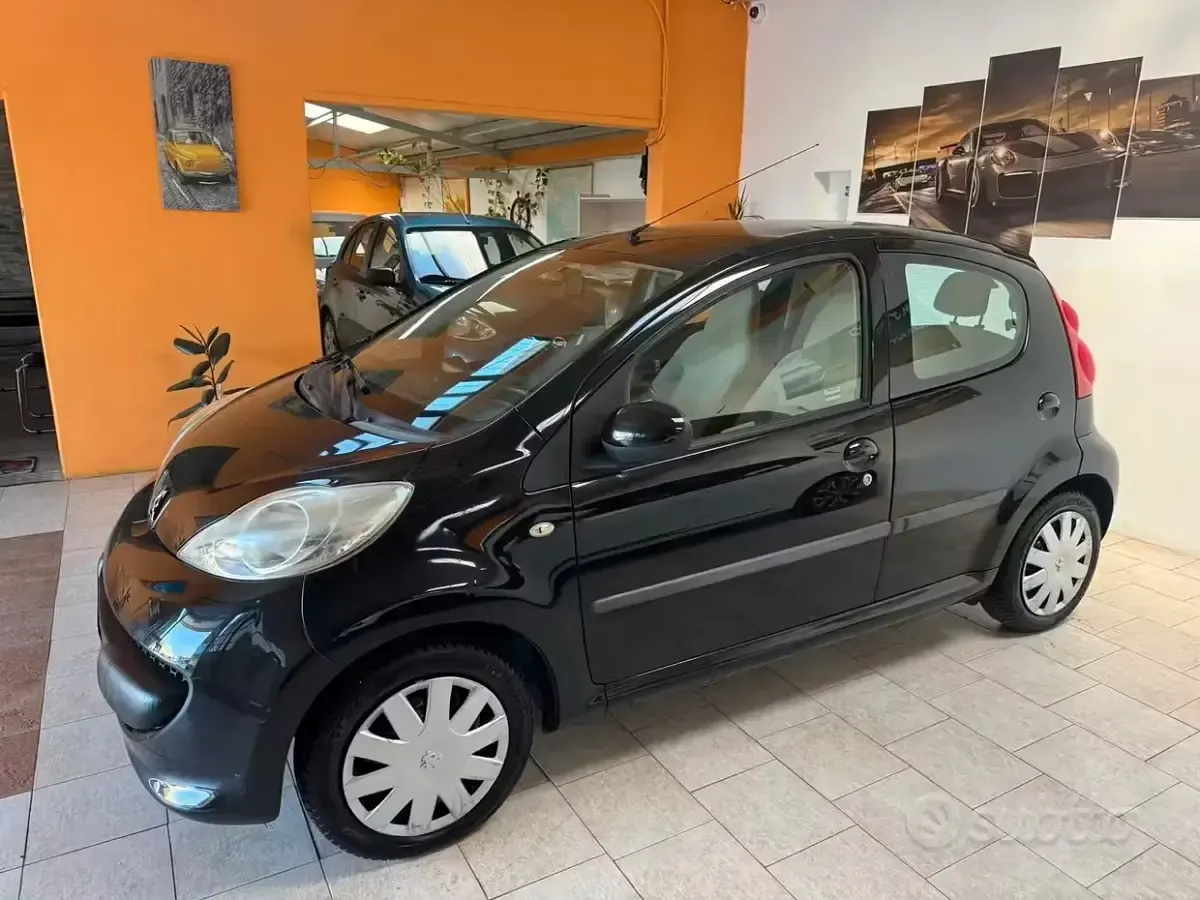 Käytetty Peugeot 107 68 HP (50 kW) 2008 Musta Viistoperä