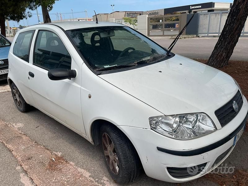 Usata Fiat Punto 80 CV (58 kW) 2004 Bianco Utilitaria
