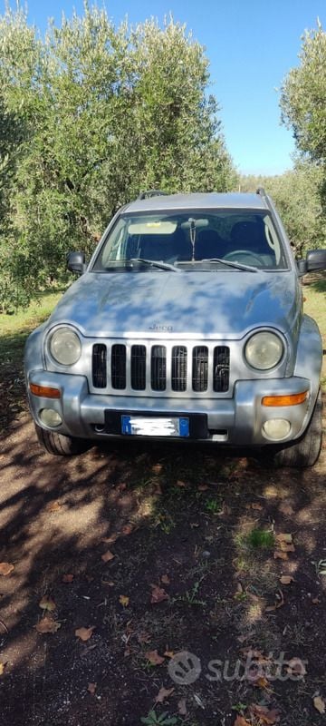 Usata Jeep Cherokee 143 CV (105 kW) 2004 Grigio SUV