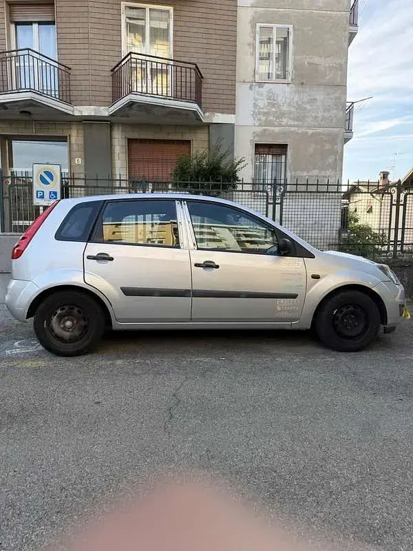 Usata Ford Fiesta Titanium 80 CV (58 kW) 2006 Argento Utilitaria