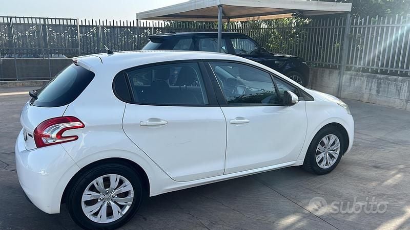 Usata Peugeot 208 68 CV (50 kW) 2015 Bianco Utilitaria