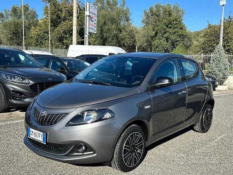 Grigio Usata 2023 Lancia Ypsilon S Due volumi | 11.900 € (Buon prezzo) - Immagine 1/4