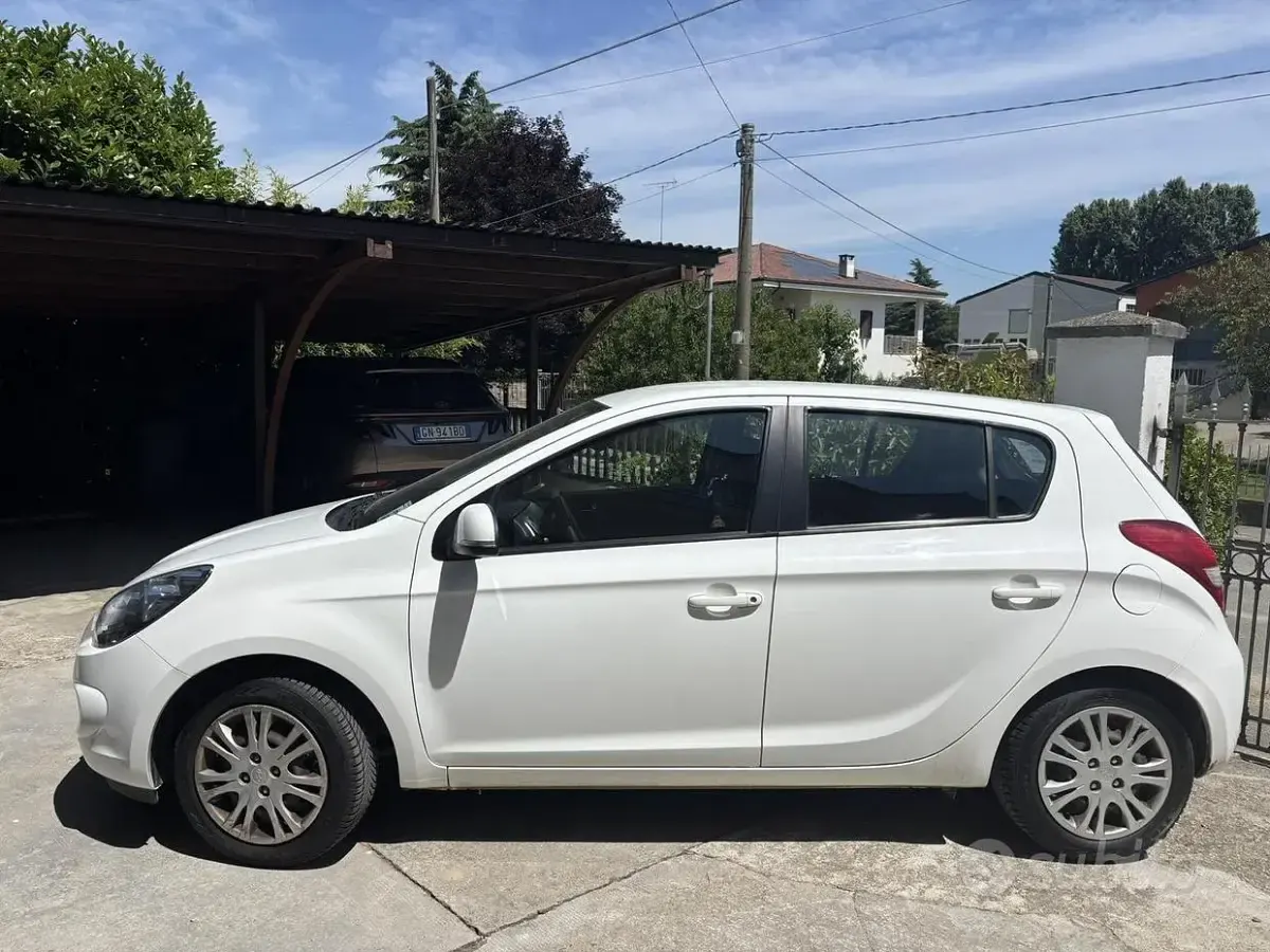 Usata Hyundai i20 100 CV (73 kW) 2011 Bianco Utilitaria