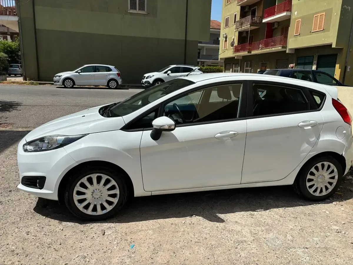 Usata Ford Fiesta 75 CV (55 kW) 2014 Bianco Utilitaria