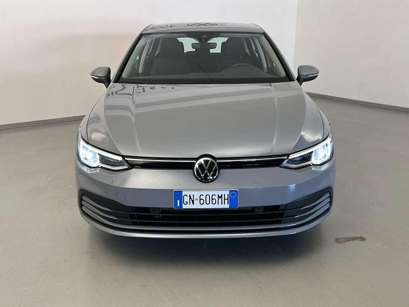 Usata VW Golf VIII Life 131 CV (96 kW) 2023 Grigio Utilitaria