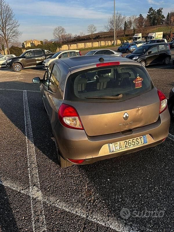 Usata Renault Clio II 70 CV (51 kW) 2010 Grigio Utilitaria