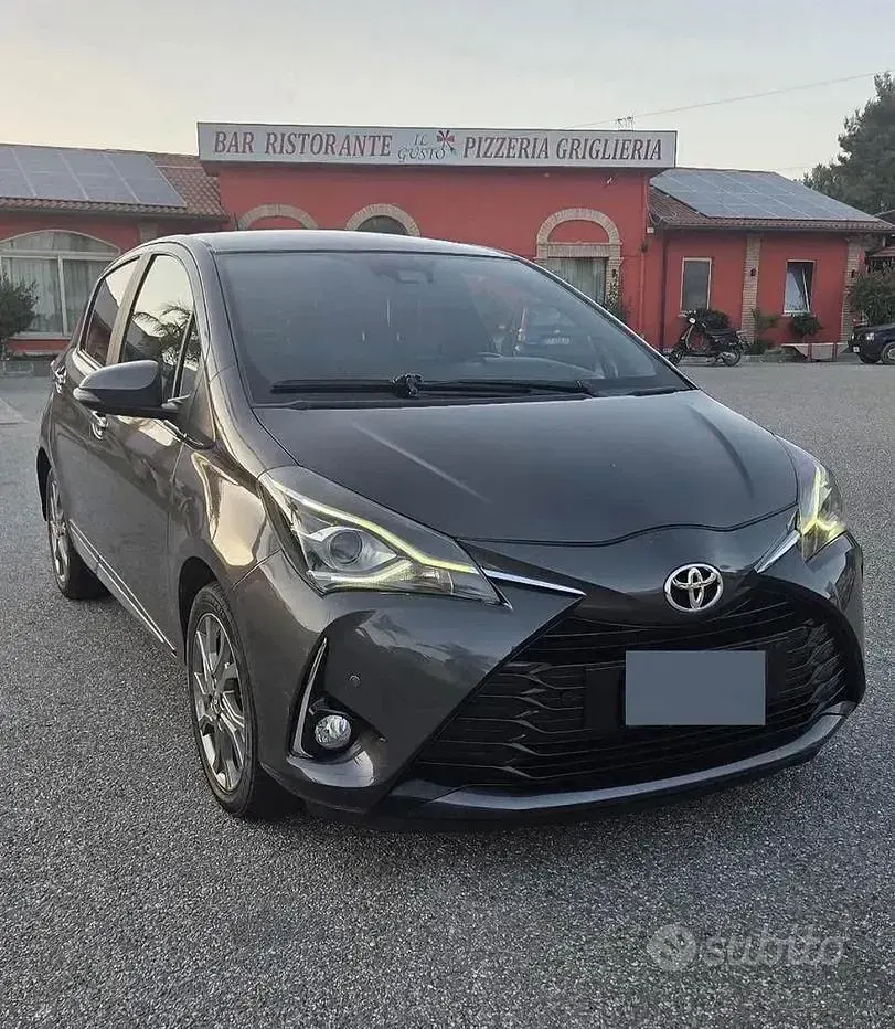 Usata Toyota Yaris Style 90 CV (66 kW) 2017 Grigio Berlina