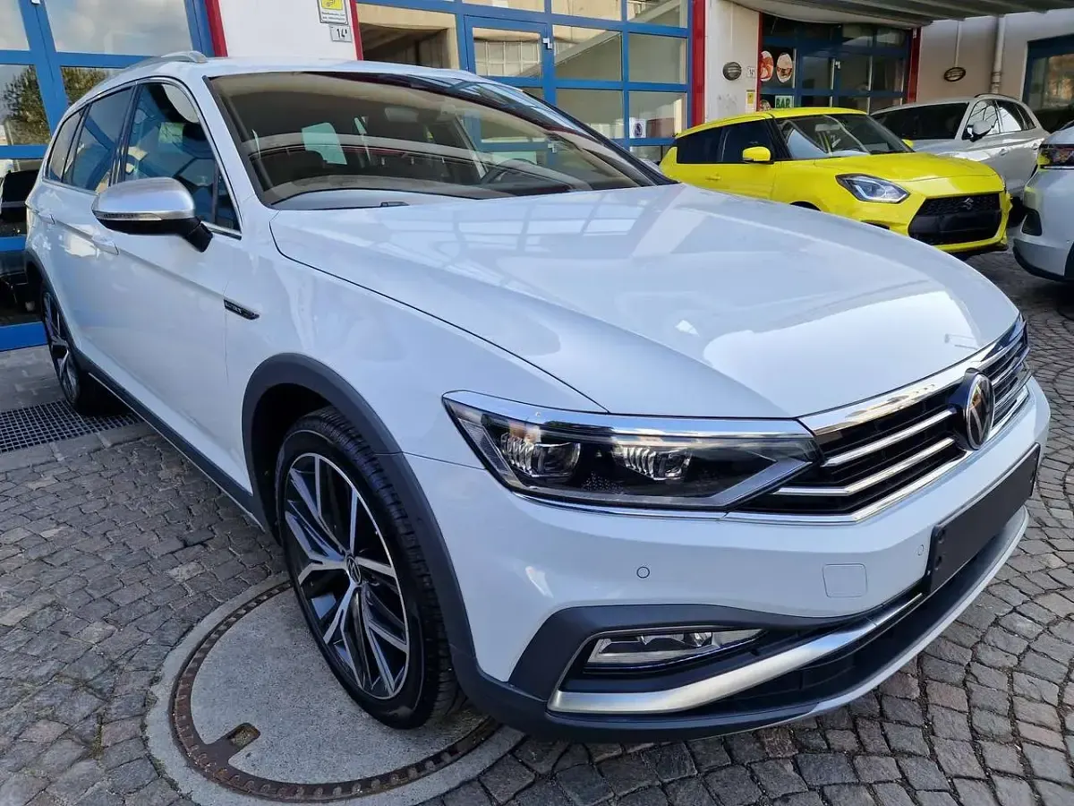 Usata VW Passat Alltrack Pro 200 CV (147 kW) 2023 Gletscherweiß metallic Station wagon