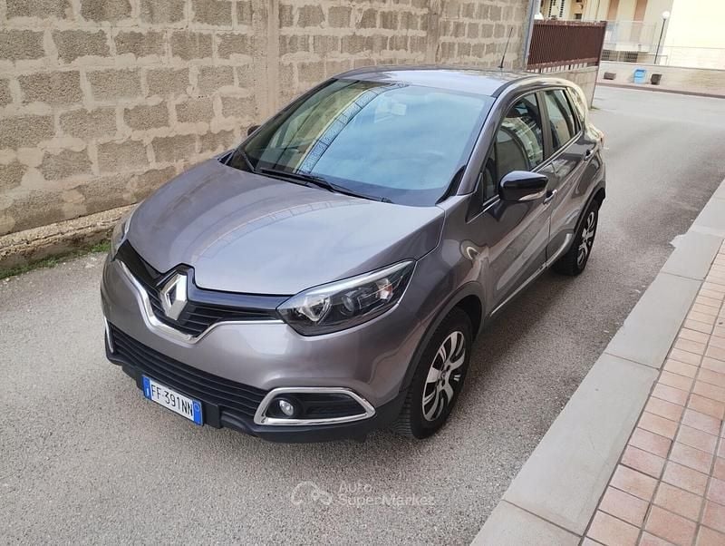 Usata Renault Captur Intens 90 CV (66 kW) 2016 Grigio SUV