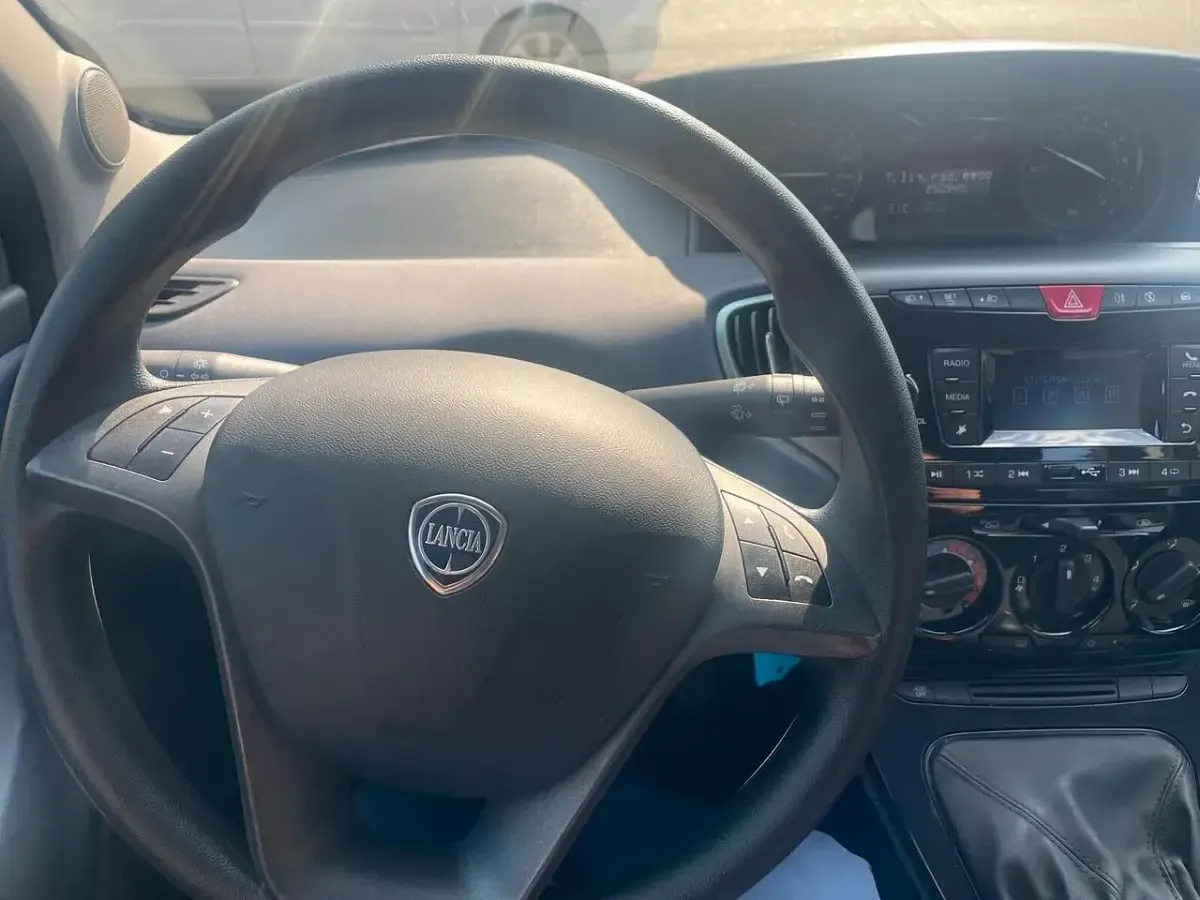 Usata Lancia Ypsilon Gold 69 CV (50 kW) 2024 Rosso Utilitaria