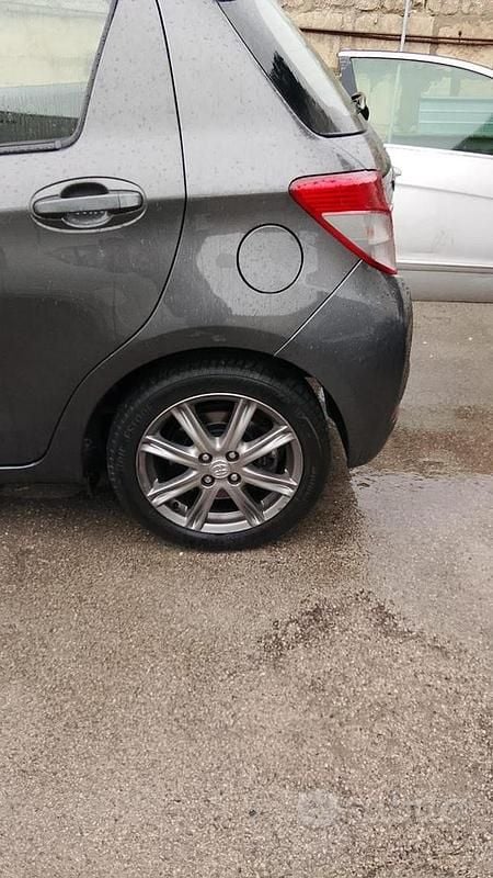 Usata Toyota Yaris 90 CV (66 kW) 2012 Grigio Utilitaria