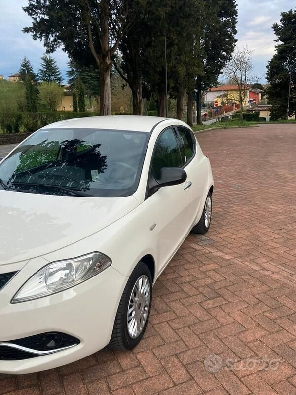 Usata Lancia Ypsilon 60 CV (44 kW) 2016 Bianco Utilitaria