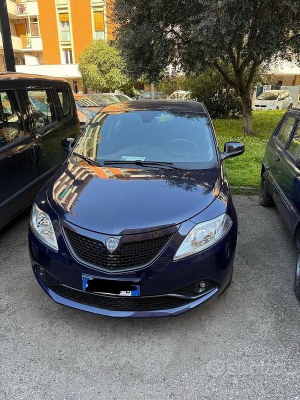 Usata Lancia Ypsilon 60 CV (44 kW) 2021 Blu Utilitaria