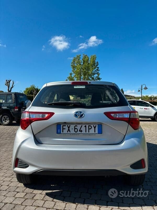 Usata Toyota Yaris Hybrid 73 CV (53 kW) 2019 Grigio Utilitaria