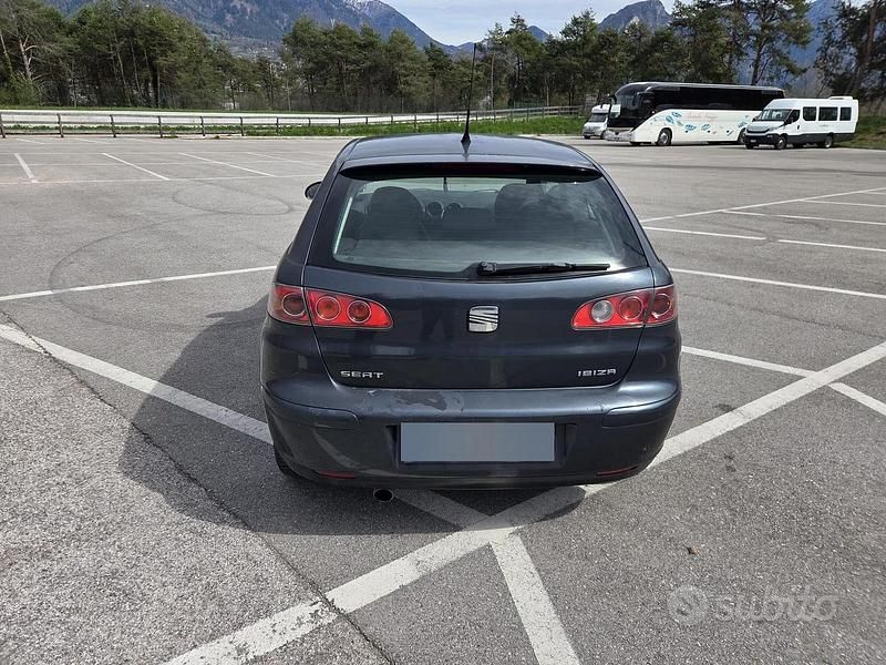 Usata Seat Ibiza 75 CV (55 kW) 2005 Grigio Utilitaria