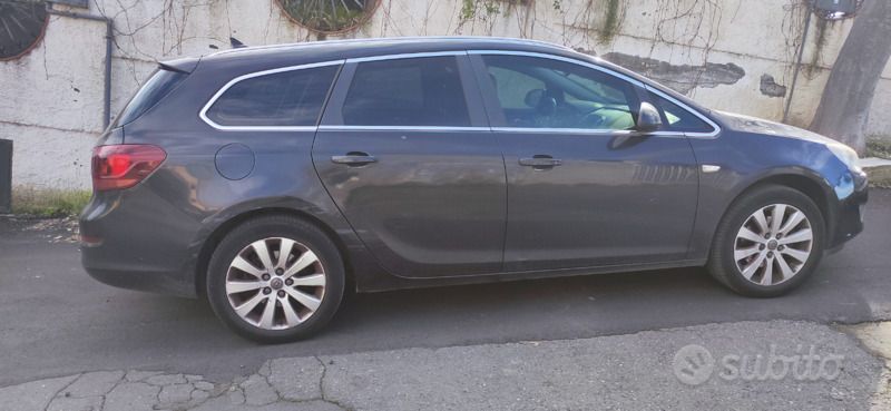 Usata Opel Astra Cosmo 110 CV (80 kW) 2011 Nero Station wagon