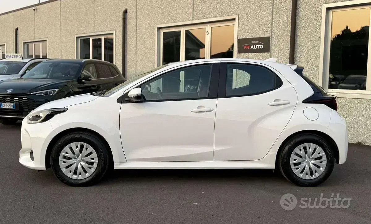 Usata Toyota Yaris Hybrid Active 92 CV (67 kW) 2025 Bianco Berlina